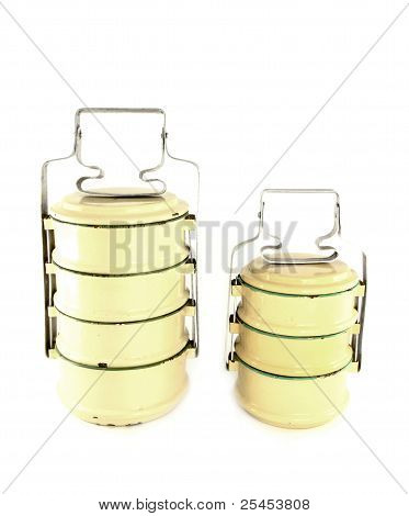 Tiffin โลหะ บรรจุอาหารบนพื้นหลังสีขาว