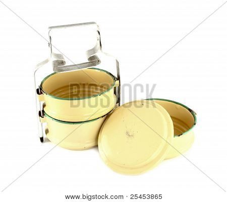 Tiffin โลหะแยก คอนเทนเนอร์อาหารบนพื้นหลังสีขาว