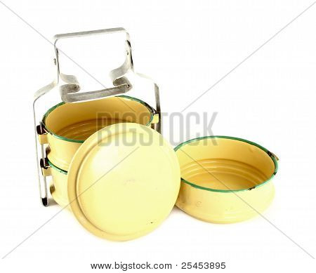 Tiffin โลหะแยก คอนเทนเนอร์อาหารบนพื้นหลังสีขาว