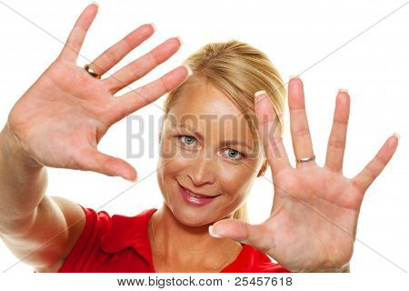 mulher segurando as mãos contra o rosto.