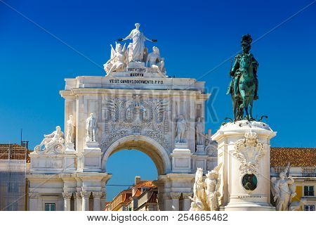 Triumphal Arch (1873) And Statue In Commerce Square In The City Of Lisbon, Portugal.