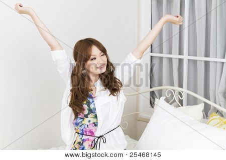 편안한 객실에서 아름 다운 아시아 여자