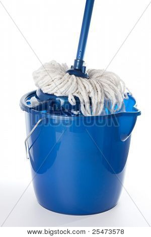 Blå spand med rengøring mop