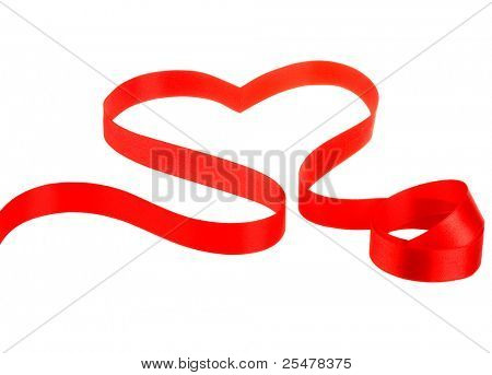 Nastro rosso a forma di cuore isolato su sfondo bianco
