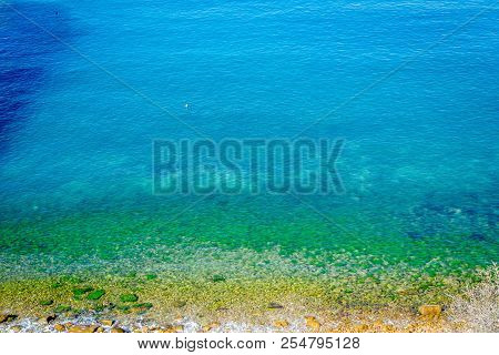 Mers Dar Island And Waves And Rocks