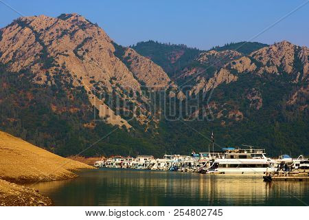 August 15, 2018 In Shasta Lake, Ca:  Boats Docked At Holliday Harbor Marina In Shasta Lake, Ca Where