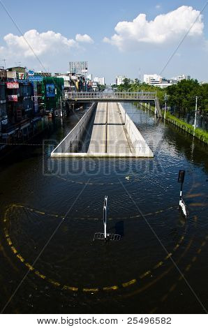 Een tunnel droogt en overleeft uit de overstroomd
