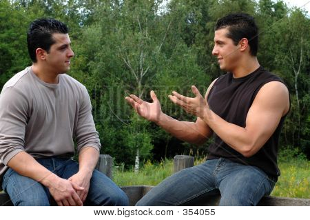 Giovane uomo, gemelli.