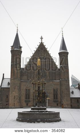 Ridderzaal nella neve (l'Aia, Paesi Bassi)