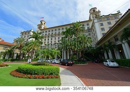 Palm Beach, Fl, Usa - Jan. 2, 2015: Breakers Hotel Is A Historic Hotel In Palm Beach With Italian Re