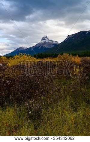 Pilot Mountain Banff, Alberta Kanada Travel Destination