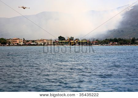 ZAKYNTHOS, Grécia - 1 de agosto: Canadair CL-415 ou Bombardier 415, aproximando-se do mar para tomar água durante