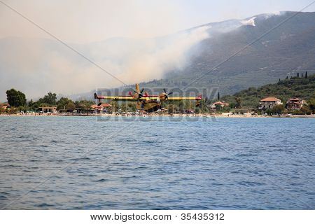 ZAKYNTHOS, Grécia - 1 de agosto: Canadair CL-415 ou Bombardier 415, aproximando-se do mar para tomar água durante