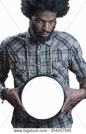 Afroamerikaner In A Checkered Shirt Holds The Large White Circle