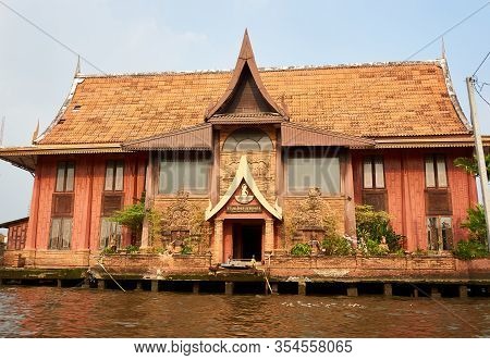 Bangkok, Thailand - January.19.2020: Boat Tour In Bangkok With Temple And House Next To River.