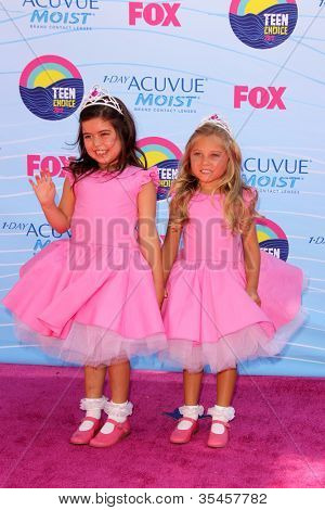 LOS ANGELES - JUL 22: Sophia Grace Brownlee, Rosie McClelland dospět 2012 Teen Choice dalš