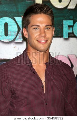 LOS ANGELES - JUL 23: Dean Geyer přijíždí z večírku FOX TCA léto 2012 v Soho House v červenci 23,