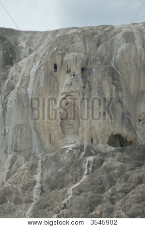 闹鬼的脸在鹹温泉