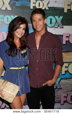 LOS ANGELES - JUL 23: Jillian Murray, Dean Geyer přijíždí z večírku FOX TCA léto 2012 v Soho H