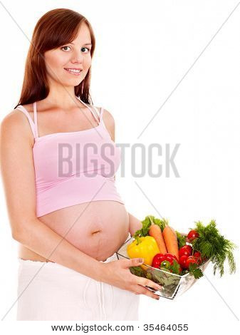 Donna incinta mangia verdura. Isolato.