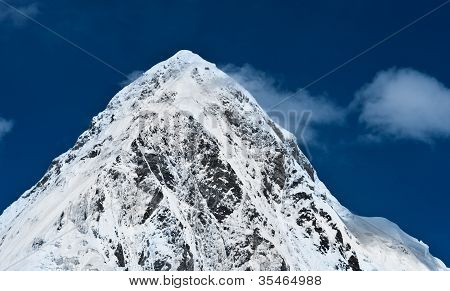 Pumori 高峰和蓝色的天空在尼泊尔