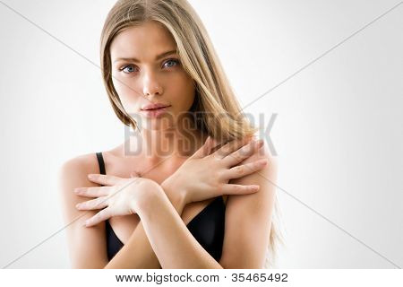 Bella donna semi-vestita con magnifici capelli