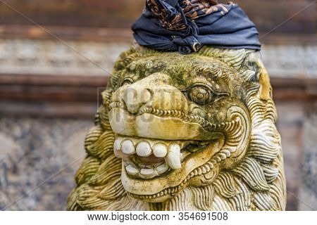 Traditionnal statue of Balin in Indonesia