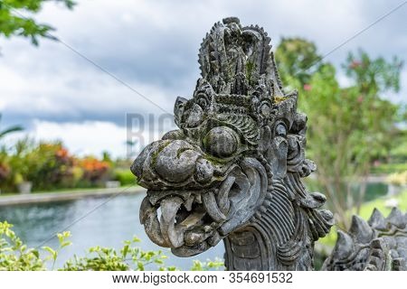 Traditionnal statue of Balin in Indonesia