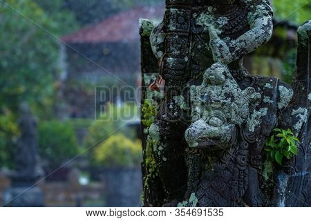 Traditionnal statue of Balin in Indonesia