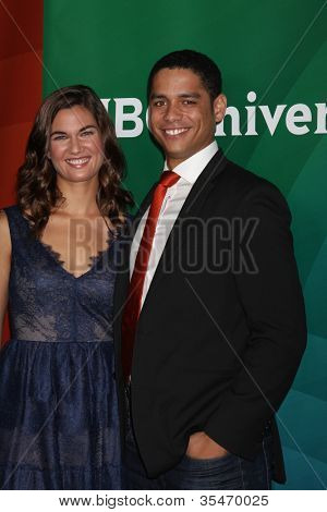 LOS ANGELES - 24 JUL: Teri Reeves, Charlie Barnett arrive à la tournée de presse de NBC TCA Eté 2012 à