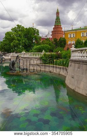 Moscow, Russia - June 19, 2019: View From Alexandrovskiy Sad . Spasskaya Tower And On Red Square In 