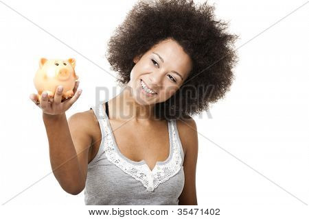 Mujer sosteniendo y mirando a una alcancía