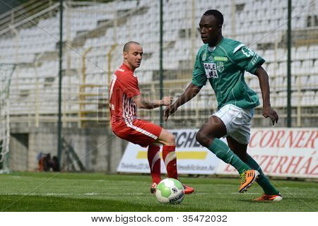 KAPOSVÁR, Maďarsko - 13. dubna: Aaron Addo (v zeleném) v akci na maďarský národní mistrovství s