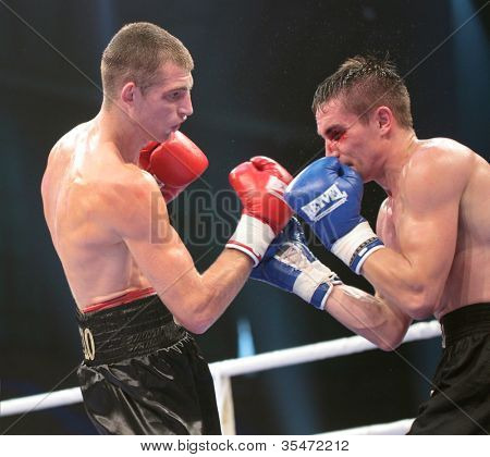 ODESSA, Ucraina - 21 luglio: Combattere Valentyn Holovko (a sinistra) vs Dmytro Bohachuk a Odessa, in Ucraina, a Ju