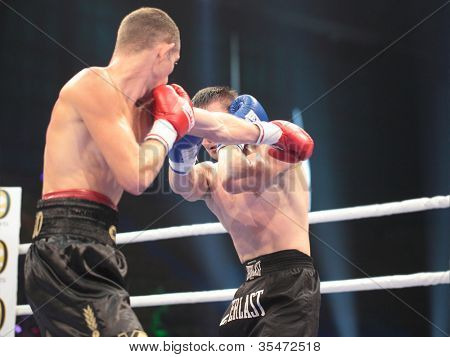 ODESSA, Ucraina - 21 luglio: Combattere Valentyn Holovko (a sinistra) vs Dmytro Bohachuk a Odessa, in Ucraina, a Ju