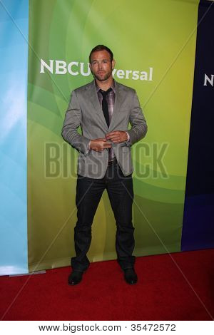 ロサンゼルス発 - 7 月 24 日: NBC TCA 夏 2012年プレスツアー ビバリー Hil で到着エルネスト ・桃