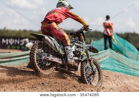 SEMIGORJE, Rusland - juli 22: Uidentificerede rider på Grand Prix af Rusland af FIM Motocross World Champ