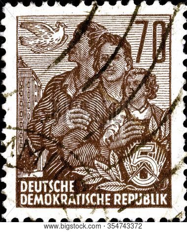 02 11 2020 Divnoe Stavropol Territory Russia Postage Stamp Gdr 1955 - Five-year Plan Man Woman Child