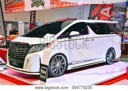 Pasay, Ph - Nov. 6: Toyota Alphard Van At Manila Auto Salon On November 6, 2016 In Smx Convention Ce