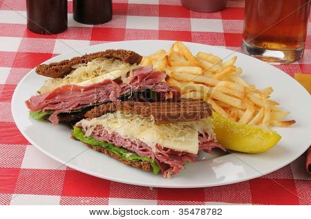 Reuben Sandwich med pommes frites