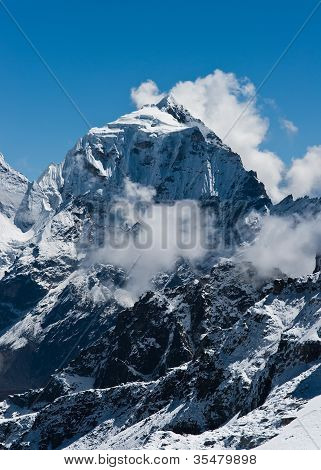Taboche picco di montagna e nuvole visualizzati dal Renjo Pass