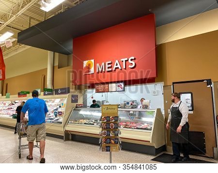 Orlando, Fl/usa-3/7/20: The Meat Department Of A Publix Grocery Store With An Employee Waiting On A 