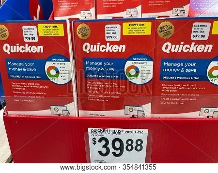 Orlando, Fl/usa-3/7/20: Intuit Quicken Money Management Computer Software Packages For Sale On A Dis