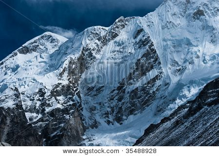 Picos perto de Gorak Shep e Acampamento Base do Everest no Himalaia