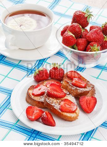 Toasts ฝรั่งเศสกับน้ำตาลผงสตรอเบอร์รี่