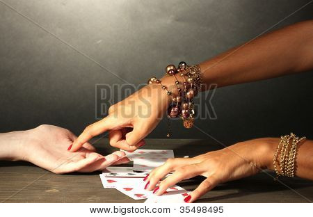 Lesen Sie die Linien-Hand und Frau Hände auf grau backcground