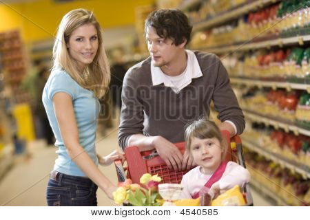 junge Familie am Supermarkt
