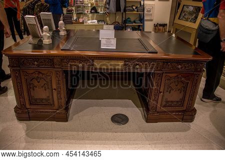 March 31, 2022, Washington, D.c. A Replica Of The Resolute Desk On Display At The National Archives,