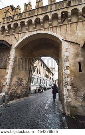 Rome, Italy - September 30, 2012: Old Street In Trastevere. Trastevere Is Rione Of Rome, On The West