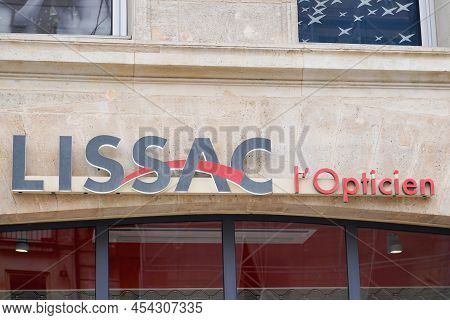 Bordeaux , Aquitaine  France - 05 05 2022 : Lissac Opticien Logo Brand Optic And Text Sign Front Of 